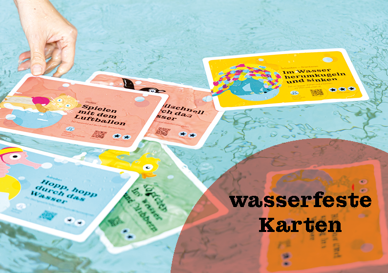 Junge springt in die Arme des Vaters