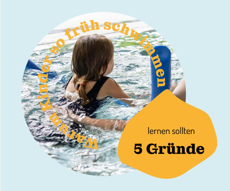 Auf dem Bild ist ein Kind von hinten zu sehen, dass mit einer Schwimmnudel das Schwimmen lernt. Warum Kinder so früh schwimmen lernen sollen.